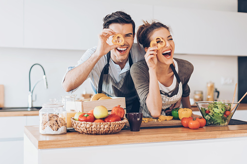 Article sur la detox - Illustration couple cuisine - oenobiol magazine