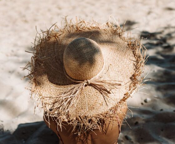 Préparation de la peau au soleil - Femme plage