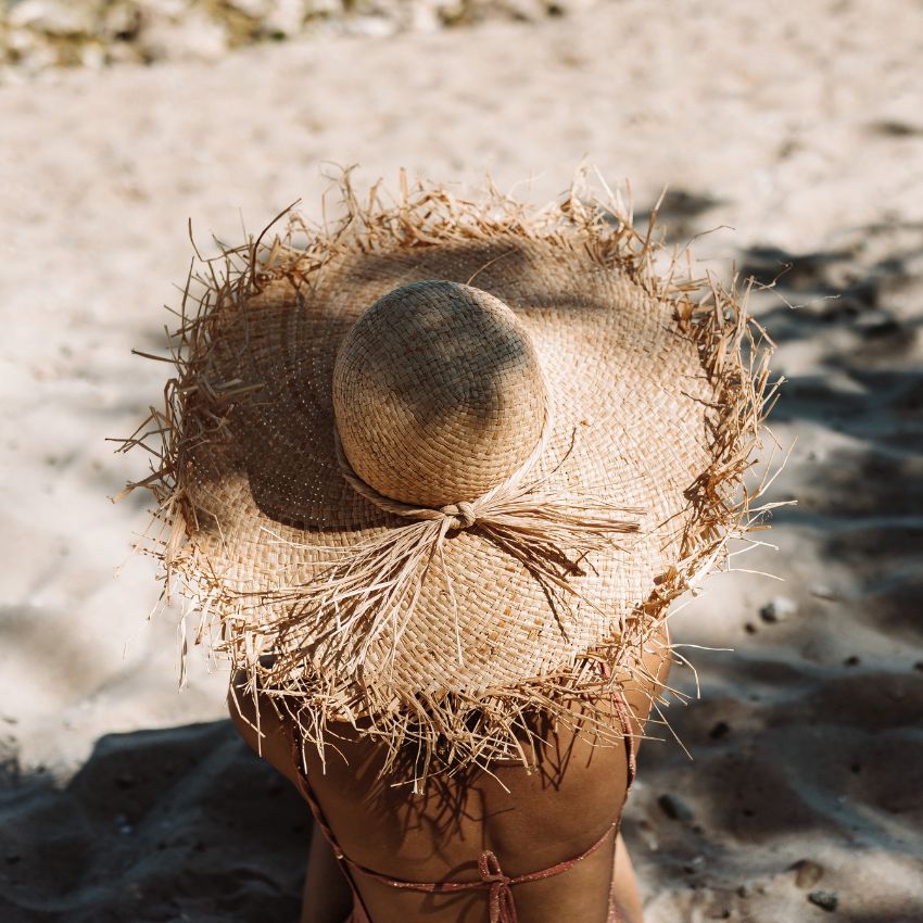 Préparation de la peau au soleil - Femme plage